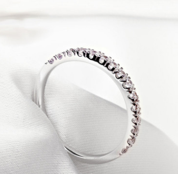 Fashionable Women's Ring with Diamonds