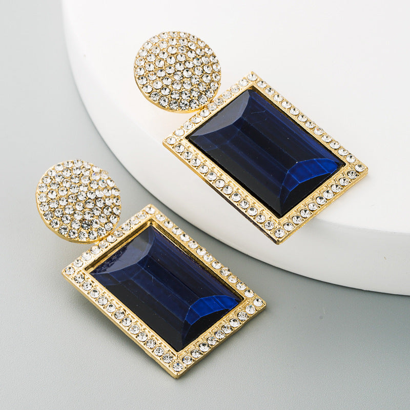 Boucles d'oreilles géométriques tendance en métal et diamants