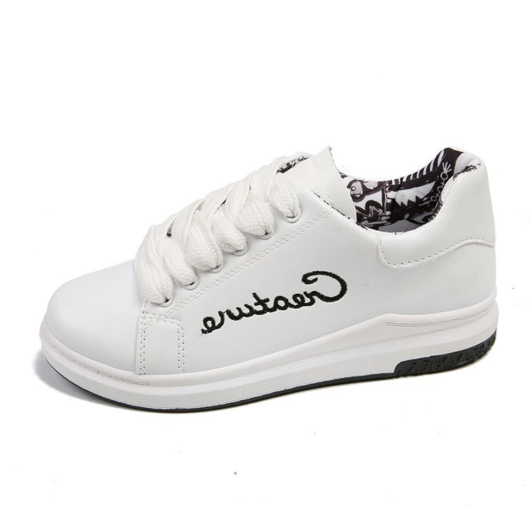 Baskets blanches, chaussures plates pour étudiants